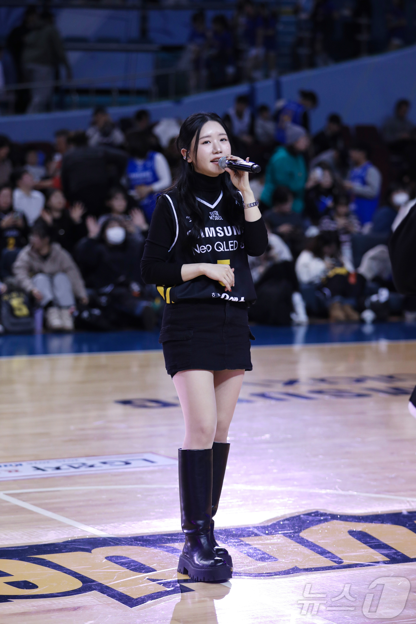 (서울=뉴스1) 권현진 기자 = 가수 송하예가 지난 5일 서울 송파구 잠실실내체육관에서 열린 프로농구 서울 삼성썬더스 와 수원KT 와의 경기에서 하프타임 때 멋진 공연을 선보이고 …