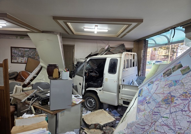 '브레이크, 가속 페달로 착각' 1톤 트럭 건물 돌진…4명 부상