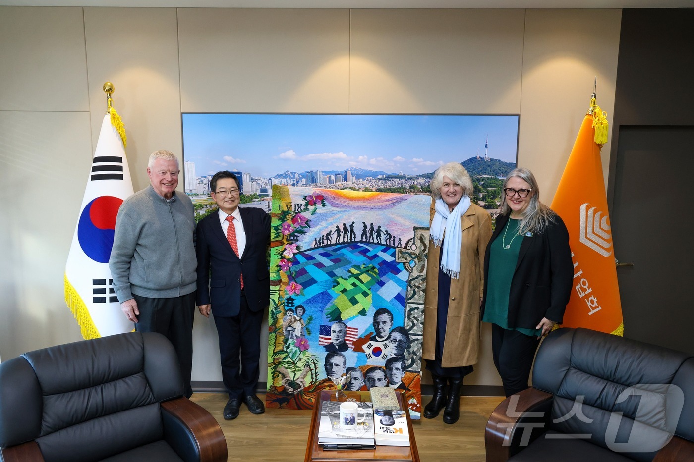 (서울=뉴스1) = 백승주 전쟁기념사업회장(왼쪽 두 번째)이 지난 5일 오후 서울 용산구 전쟁기념사업회에서 오기백 다니엘 신부(왼쪽 ), 미쉘 윈트롭 주한아일랜드대사(오른쪽), 작 …