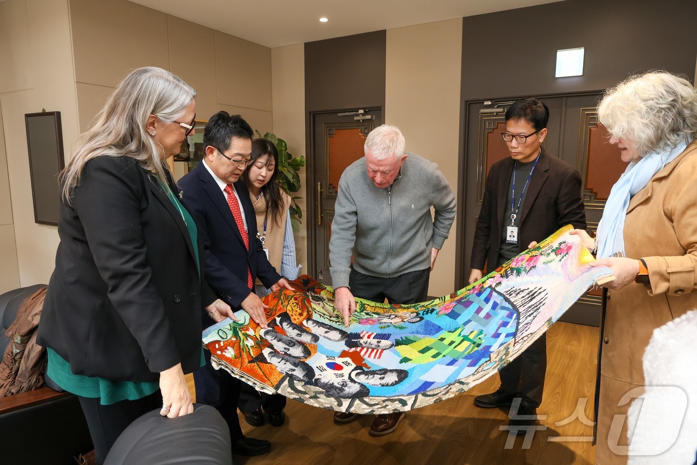 (서울=뉴스1) = 백승주 전쟁기념사업회장(왼쪽 두 번째)이 지난 5일 오후 서울 용산구 전쟁기념사업회에서 미쉘 윈트롭 주한아일랜드대사(왼쪽), 오기백 다니엘 신부(오른쪽 두 번째 …