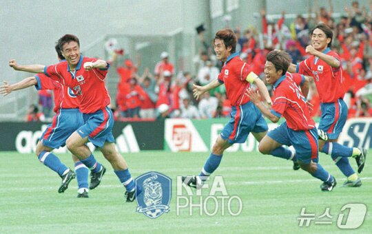 본문 이미지 - 멕시코를 상대로 선제골을 넣은 하석주&#40;대한축구협회 제공&#41; 