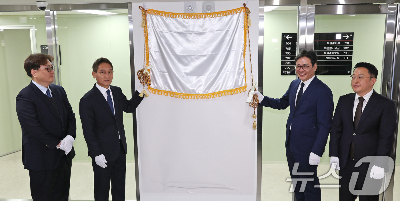 (서울=뉴스1) 장수영 기자 = '관봉권 띠지 폐기 의혹'과 '쿠팡 퇴직금 불기소 외압 의혹'을 수사하는 안권섭 특별검사(왼쪽 두번째)가 6일 서울 서초구에 마련된 특검 사무실에서 …