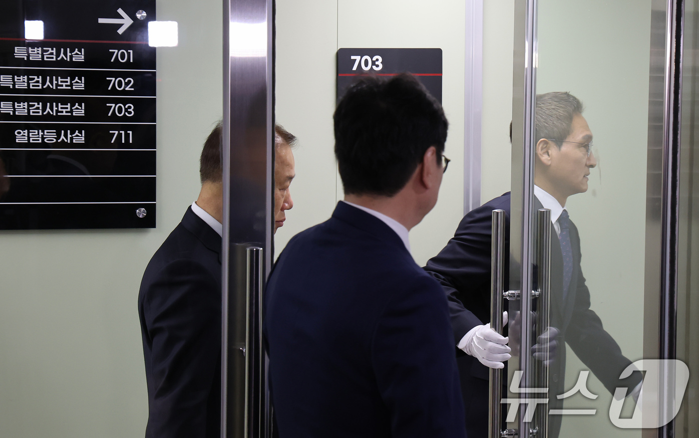 (서울=뉴스1) 장수영 기자 = '관봉권 띠지 폐기 의혹'과 '쿠팡 퇴직금 불기소 외압 의혹'을 수사하는 안권섭 특별검사(오른쪽)가 6일 서울 서초구에 마련된 특검 사무실에서 열린 …