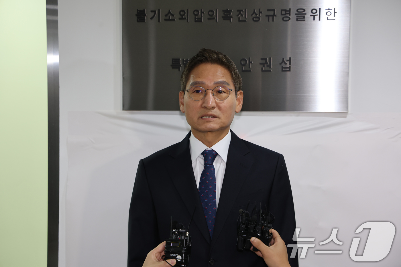 (서울=뉴스1) 장수영 기자 = '관봉권 띠지 폐기 의혹'과 '쿠팡 퇴직금 불기소 외압 의혹'을 수사하는 안권섭 특별검사가 6일 서울 서초구에 마련된 특검 사무실에서 현판식을 마친 …