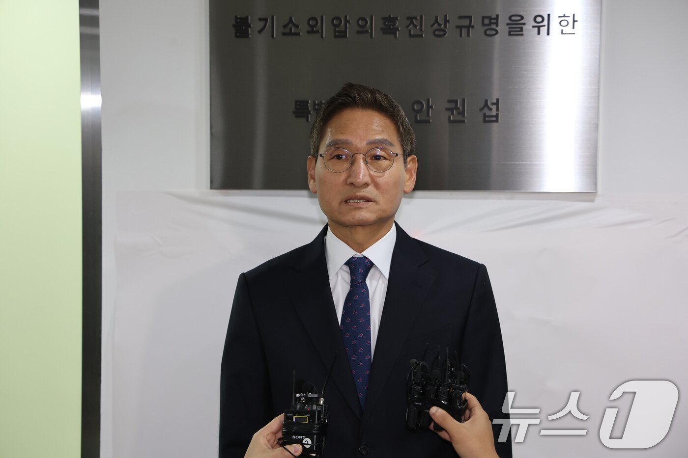 본문 이미지 - &#39;관봉권 띠지 폐기 의혹&#39;과 &#39;쿠팡 퇴직금 불기소 외압 의혹&#39;을 수사하는 안권섭 특별검사가 6일 서울 서초구에 마련된 특검 사무실에서 현판식을 마친 뒤 발언하고 있다. 2025.12.6/뉴스1 ⓒ News1 장수영 기자