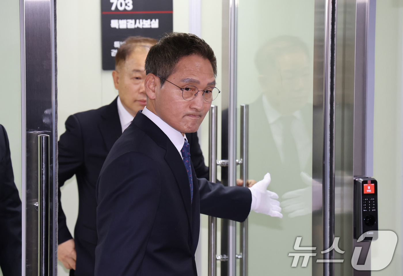 (서울=뉴스1) 장수영 기자 = '관봉권 띠지 폐기 의혹'과 '쿠팡 퇴직금 불기소 외압 의혹'을 수사하는 안권섭 특별검사가 6일 서울 서초구에 마련된 특검 사무실에서 열린 현판식을 …