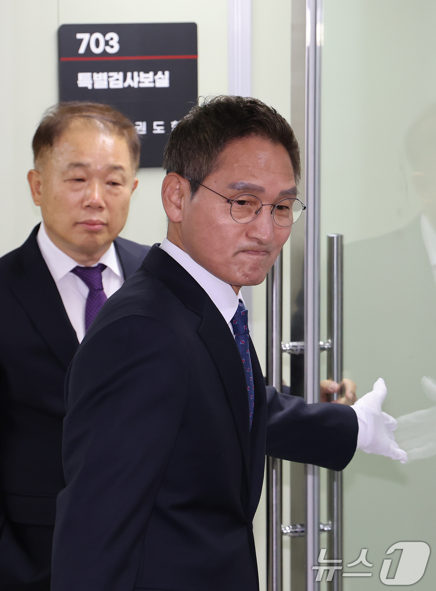 (서울=뉴스1) 장수영 기자 = '관봉권 띠지 폐기 의혹'과 '쿠팡 퇴직금 불기소 외압 의혹'을 수사하는 안권섭 특별검사가 6일 서울 서초구에 마련된 특검 사무실에서 열린 현판식을 …