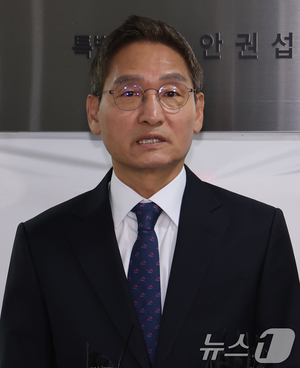 (서울=뉴스1) 장수영 기자 = '관봉권 띠지 폐기 의혹'과 '쿠팡 퇴직금 불기소 외압 의혹'을 수사하는 안권섭 특별검사가 6일 서울 서초구에 마련된 특검 사무실에서 현판식을 마친 …