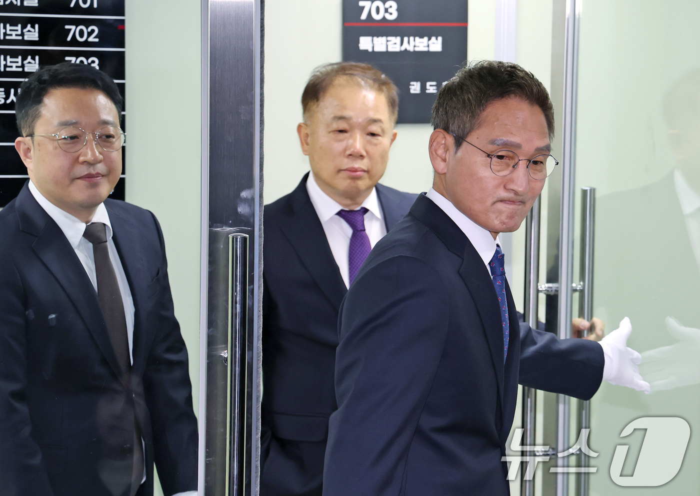 (서울=뉴스1) 장수영 기자 = '관봉권 띠지 폐기 의혹'과 '쿠팡 퇴직금 불기소 외압 의혹'을 수사하는 안권섭 특별검사(오른쪽)가 6일 서울 서초구에 마련된 특검 사무실에서 열린 …