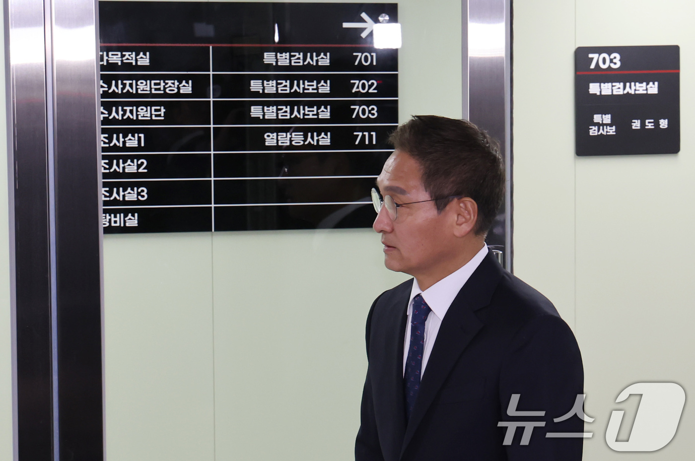 (서울=뉴스1) 장수영 기자 = '관봉권 띠지 폐기 의혹'과 '쿠팡 퇴직금 불기소 외압 의혹'을 수사하는 안권섭 특별검사가 6일 서울 서초구에 마련된 특검 사무실에서 열린 현판식에 …