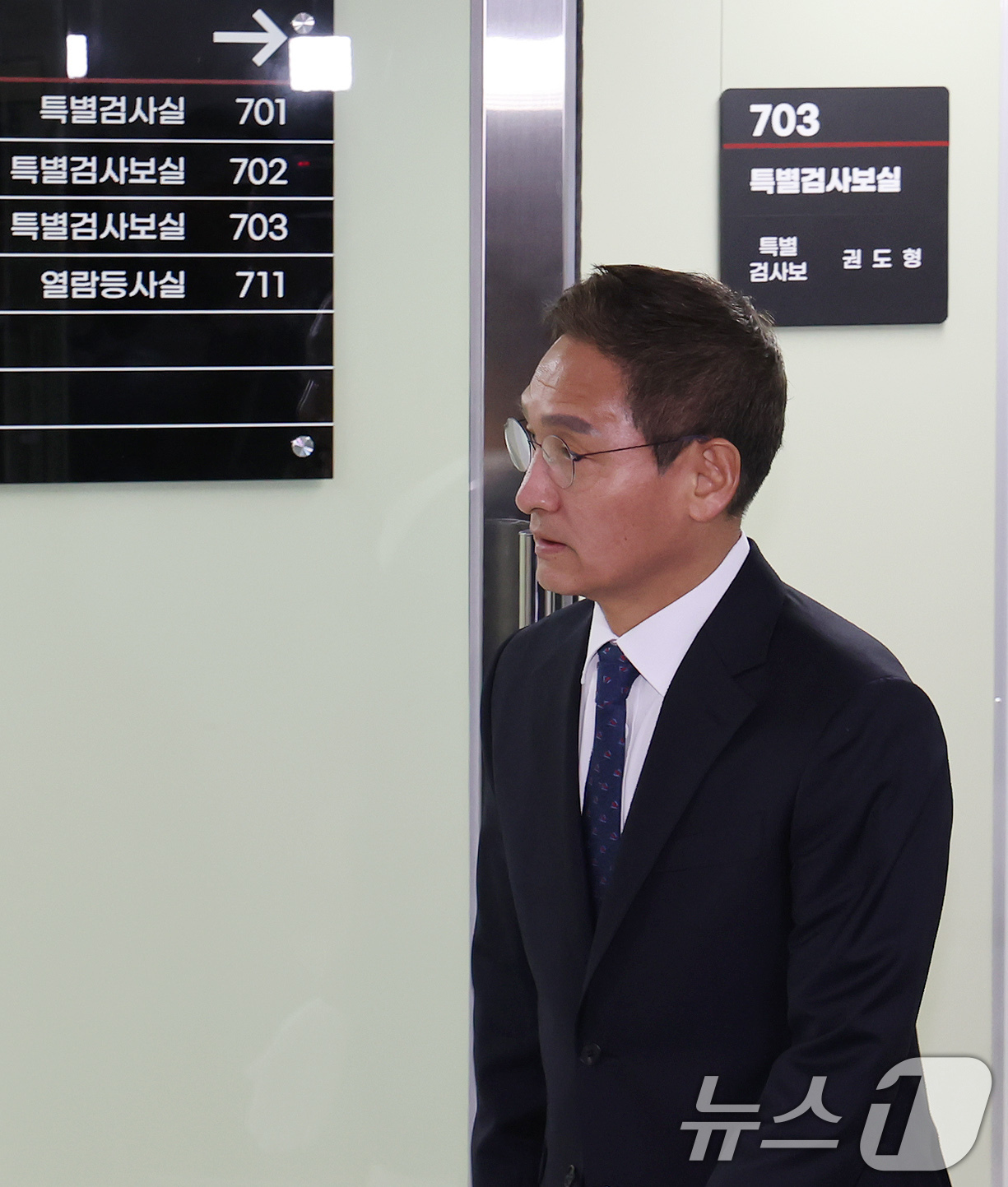 (서울=뉴스1) 장수영 기자 = '관봉권 띠지 폐기 의혹'과 '쿠팡 퇴직금 불기소 외압 의혹'을 수사하는 안권섭 특별검사가 6일 서울 서초구에 마련된 특검 사무실에서 열린 현판식에 …