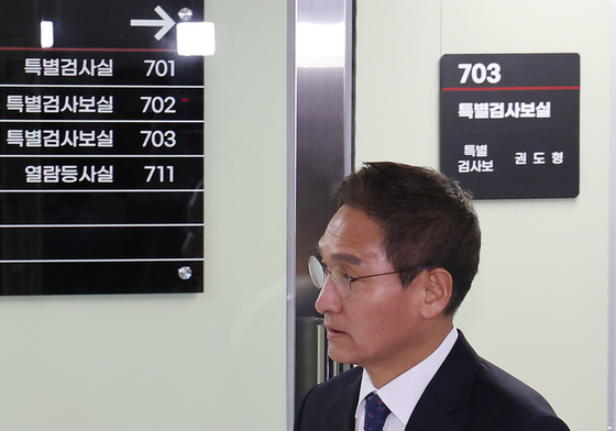 현판식 입장하는 안권섭 특별검사