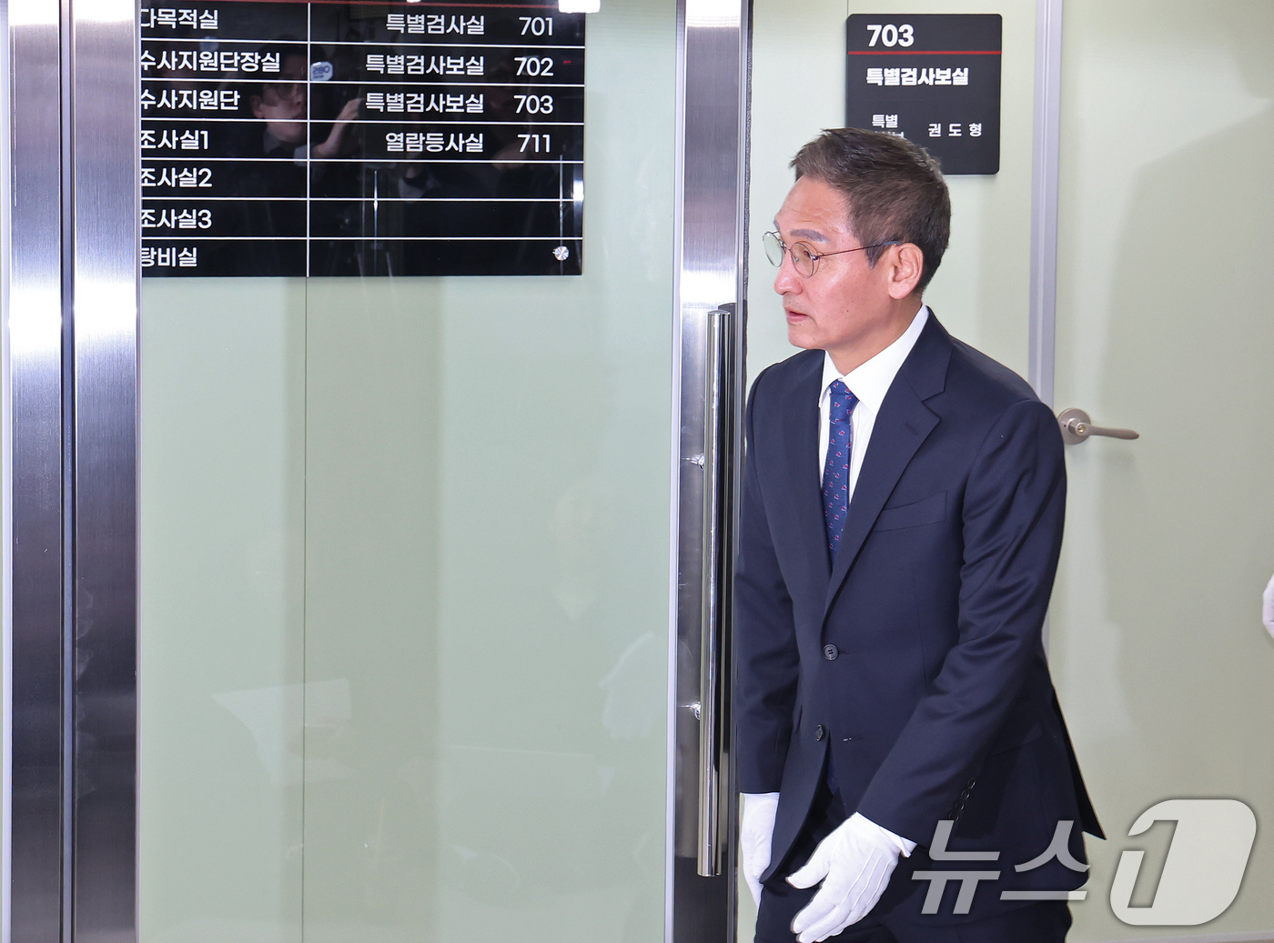 (서울=뉴스1) 장수영 기자 = '관봉권 띠지 폐기 의혹'과 '쿠팡 퇴직금 불기소 외압 의혹'을 수사하는 안권섭 특별검사가 6일 서울 서초구에 마련된 특검 사무실에서 열린 현판식에 …