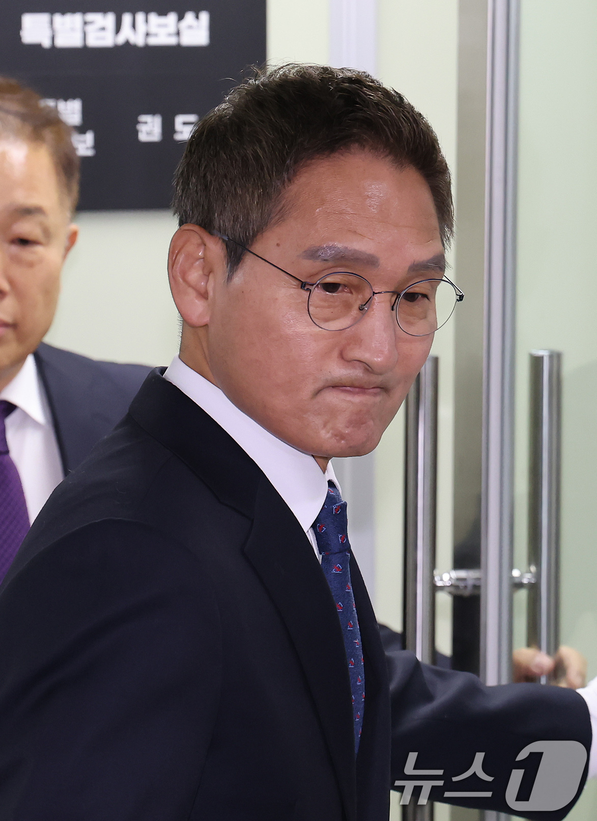 (서울=뉴스1) 장수영 기자 = '관봉권 띠지 폐기 의혹'과 '쿠팡 퇴직금 불기소 외압 의혹'을 수사하는 안권섭 특별검사가 6일 서울 서초구에 마련된 특검 사무실에서 열린 현판식을 …