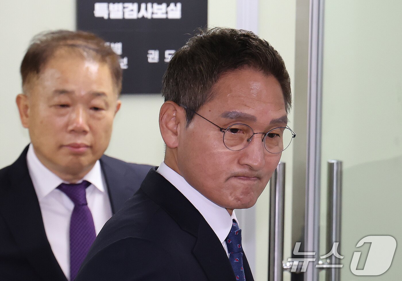 본문 이미지 - &#39;관봉권 띠지 폐기 의혹&#39;과 &#39;쿠팡 퇴직금 불기소 외압 의혹&#39;을 수사하는 안권섭 특별검사가 6일 서울 서초구에 마련된 특검 사무실에서 열린 현판식을 마친 뒤 사무실로 들어가고 있다. 2025.12.6/뉴스1 ⓒ News1 장수영 기자