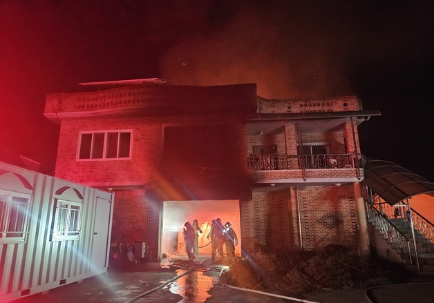 상주 2층짜리 단독주택 화재…1시간 만에 완진