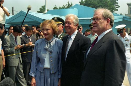 본문 이미지 - 지미 카터 전 미국 대통령이 1994년 6월 15일 판문점을 통해 북한을 방문하는 모습.&#40;출처 국가기록원&#41;