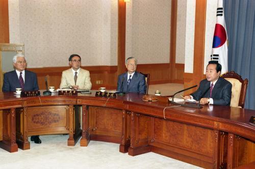 본문 이미지 - 김영삼 전 대통령이 1994년 7월 9일 청와대에서 비상국무회의를 주재하는 모습. 이날 국무회의에는 이영덕 국무총리, 최형우 내무부 장관, 이홍구 통일부 장관 등이 참석했다.&#40;출처 국가기록원&#41;