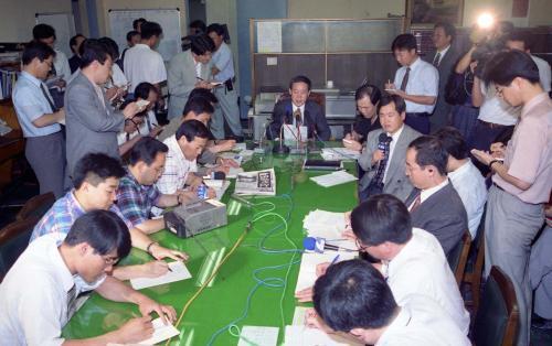 본문 이미지 - 오인환 공보처 장관이 1994년 7월 9일 김일성 사망에 대한 정부대책을 발표하는 모습.&#40;출처 국가기록원&#41;