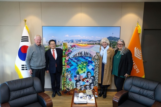 전쟁기념사업회, '6·25 순교' 선교사 추모 예술품 전달 받아