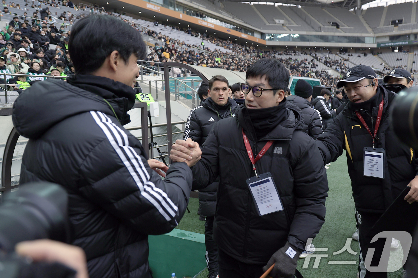 (서울=뉴스1) 박정호 기자 = 이정효 광주FC 감독이 6일 오후 서울 마포구 월드컵로 서울월드컵경기장에서 열린 광주FC와 전북현대의 2025 하나은행 코리아컵 결승전에서 정조국 …