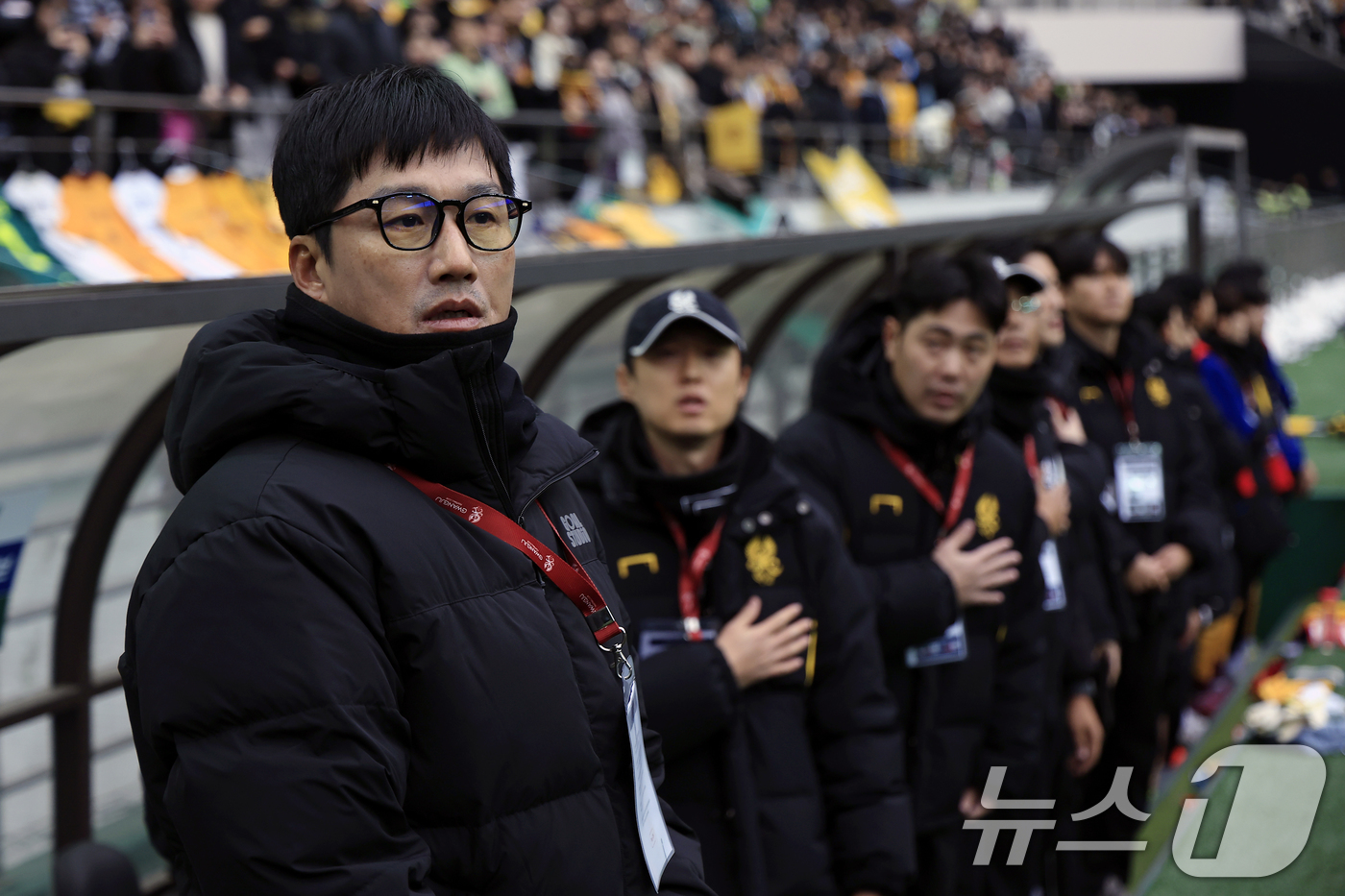 (서울=뉴스1) 박정호 기자 = 이정효 광주FC 감독이 6일 오후 서울 마포구 월드컵로 서울월드컵경기장에서 열린 광주FC와 전북현대의 2025 하나은행 코리아컵 결승전에서 피치를 …