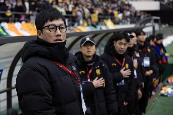 피치 바라보는 이정효 감독