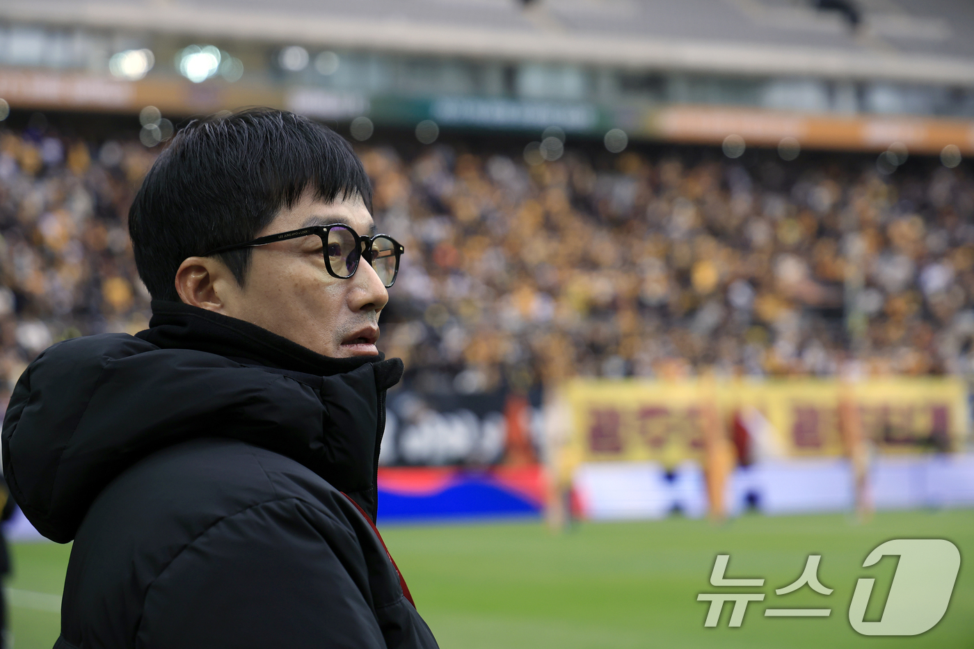 (서울=뉴스1) 박정호 기자 = 이정효 광주FC 감독이 6일 오후 서울 마포구 월드컵로 서울월드컵경기장에서 열린 광주FC와 전북현대의 2025 하나은행 코리아컵 결승전에서 피치를 …