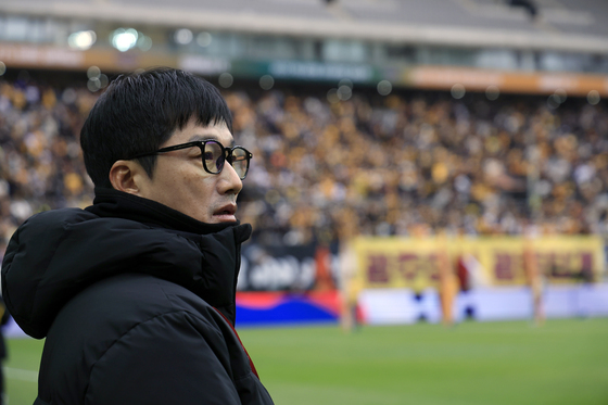 피치 바라보는 이정효 광주FC 감독