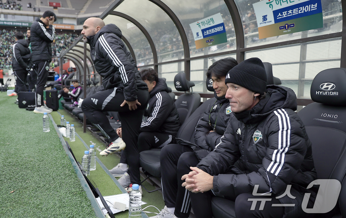 (서울=뉴스1) 박정호 기자 = 타노스 전북현대 수석코치가 6일 오후 서울 마포구 월드컵로 서울월드컵경기장에서 열린 광주FC와 전북현대의 2025 하나은행 코리아컵 결승전에서 피치 …