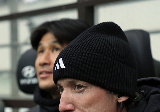 입 꽉 다문 타노스 수석코치