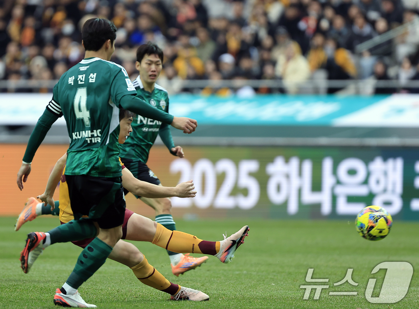 (서울=뉴스1) 박정호 기자 = 6일 오후 서울 마포구 월드컵로 서울월드컵경기장에서 열린 광주FC와 전북현대의 2025 하나은행 코리아컵 결승전에서 광주FC 하승운이 슛을 날리고 …