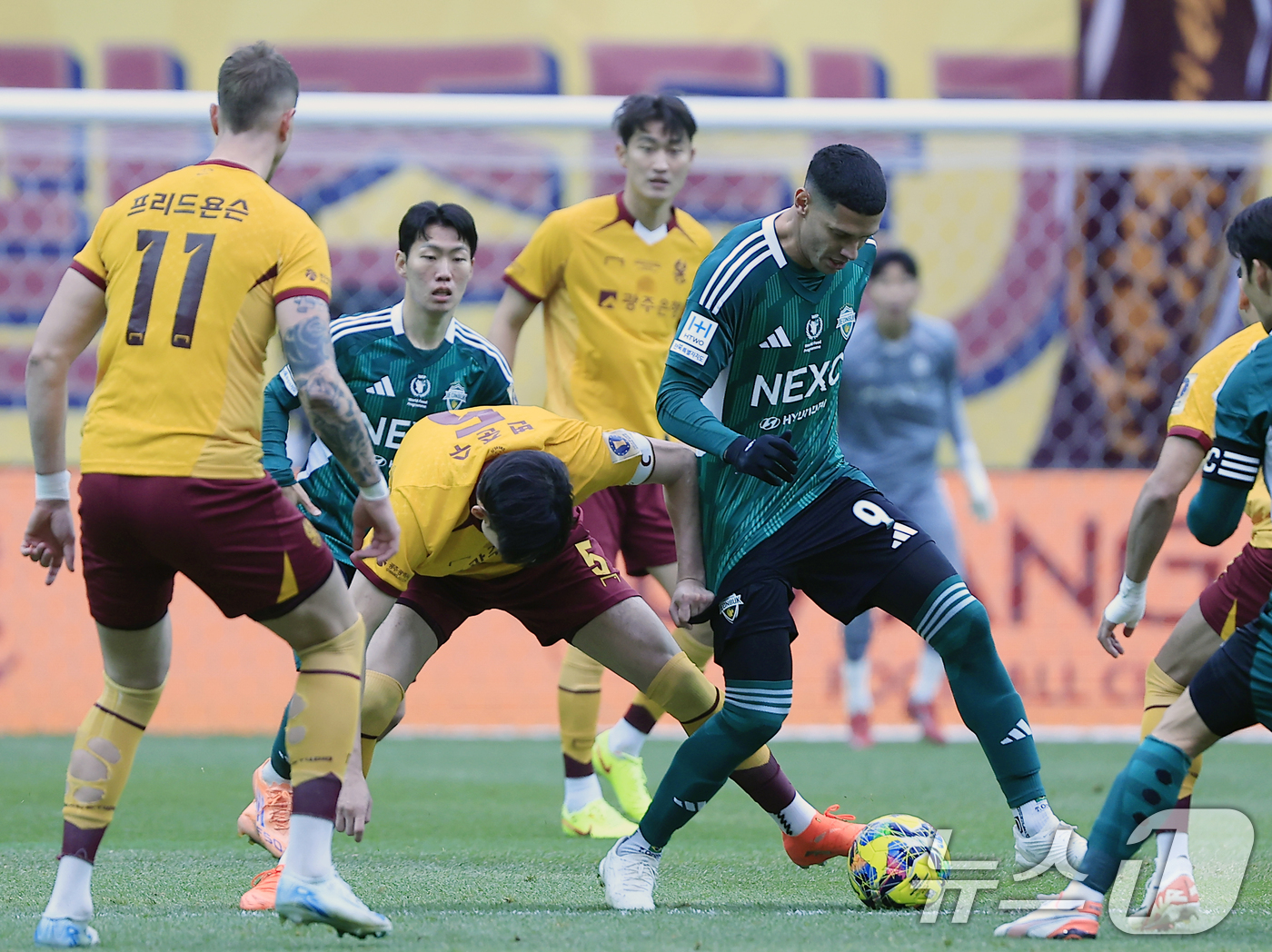 (서울=뉴스1) 박정호 기자 = 6일 오후 서울 마포구 월드컵로 서울월드컵경기장에서 열린 광주FC와 전북현대의 2025 하나은행 코리아컵 결승전에서 광주 변준수가 전북 티아고를 마 …