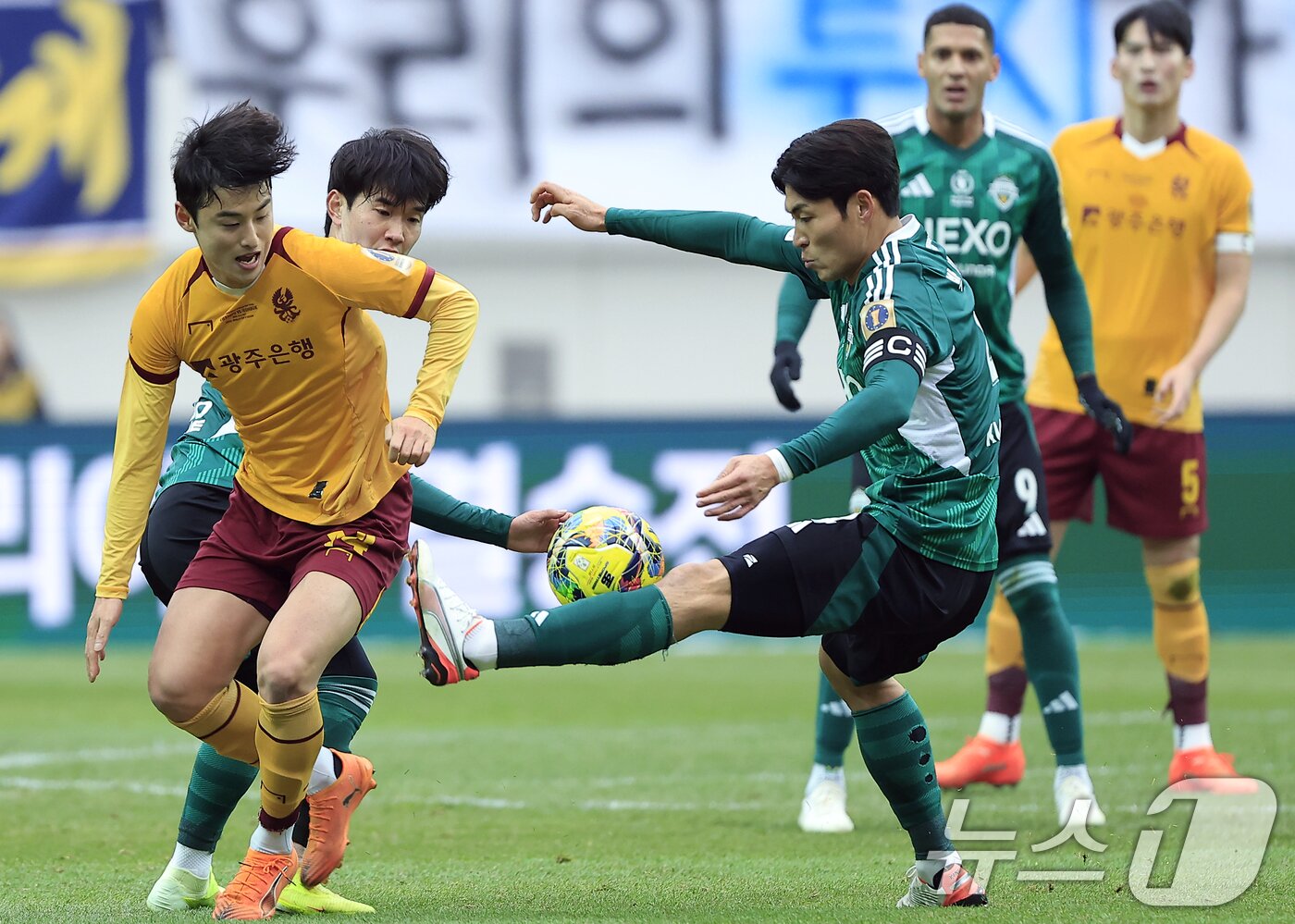 본문 이미지 - 6일 오후 서울 마포구 월드컵로 서울월드컵경기장에서 열린 광주FC와 전북현대의 2025 하나은행 코리아컵 결승전에서 전북 박진섭이 광주 유제호와 볼다툼을 벌이고 있다. 2025.12.6/뉴스1 ⓒ News1 박정호 기자