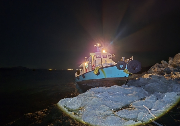 경남 진해 도투마리암에 17톤짜리 통선 좌초…선원 2명 구조