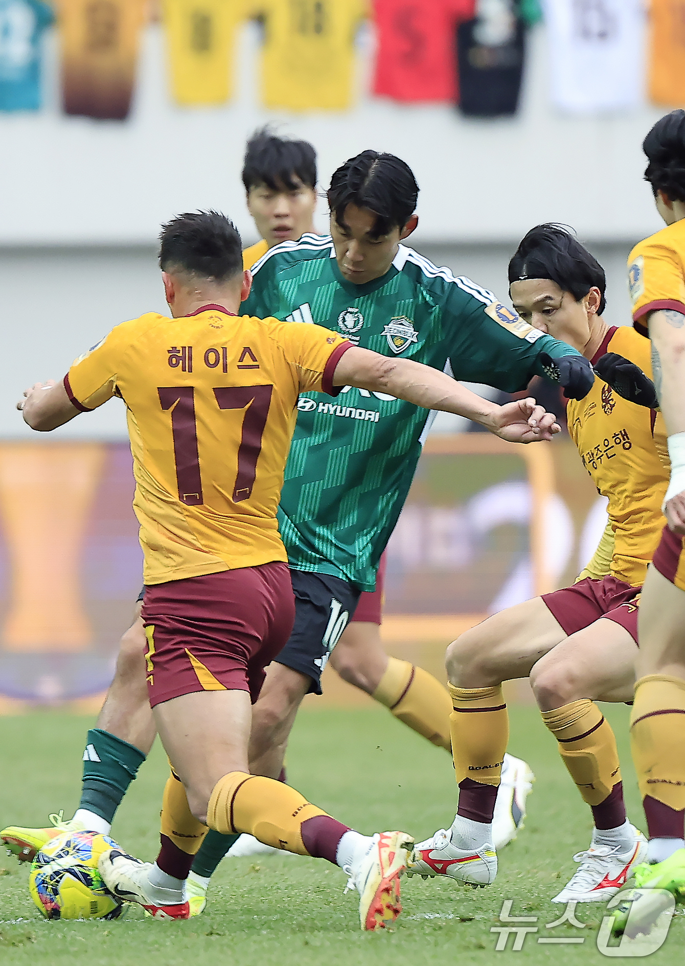 (서울=뉴스1) 박정호 기자 = 6일 오후 서울 마포구 월드컵로 서울월드컵경기장에서 열린 광주FC와 전북현대의 2025 하나은행 코리아컵 결승전에서 광주 헤이스와 주세종이 전북 송 …