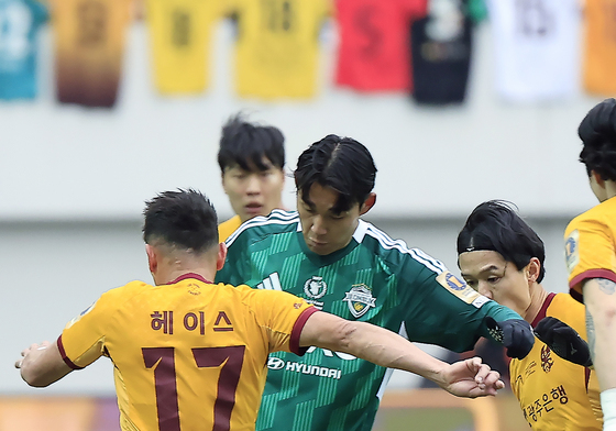 폼 좋은 송민규를 막아야 한다