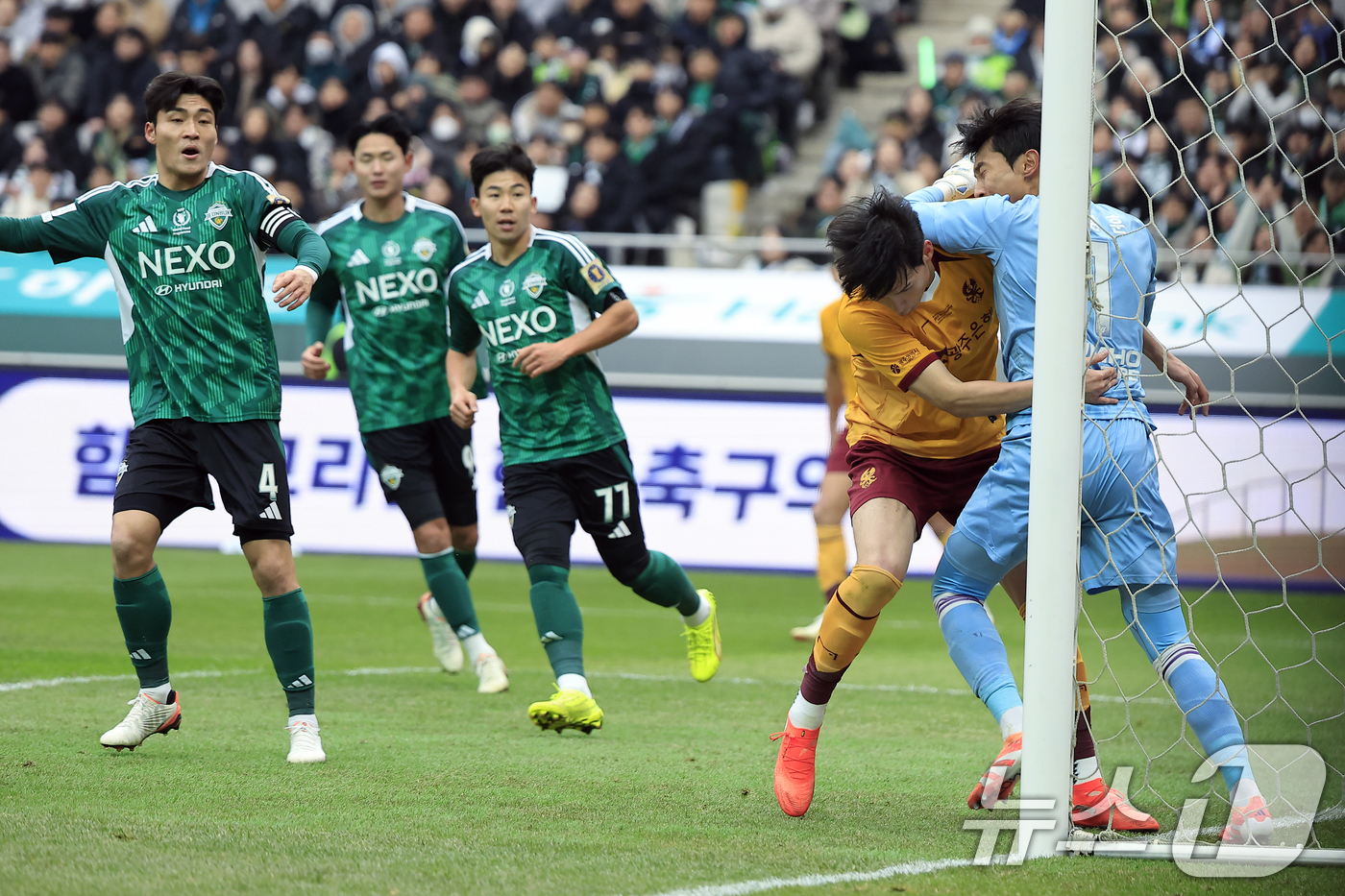 (서울=뉴스1) 박정호 기자 = 6일 오후 서울 마포구 월드컵로 서울월드컵경기장에서 열린 광주FC와 전북현대의 2025 하나은행 코리아컵 결승전에서 광주 변준수가 공중볼을 향해 쇄 …