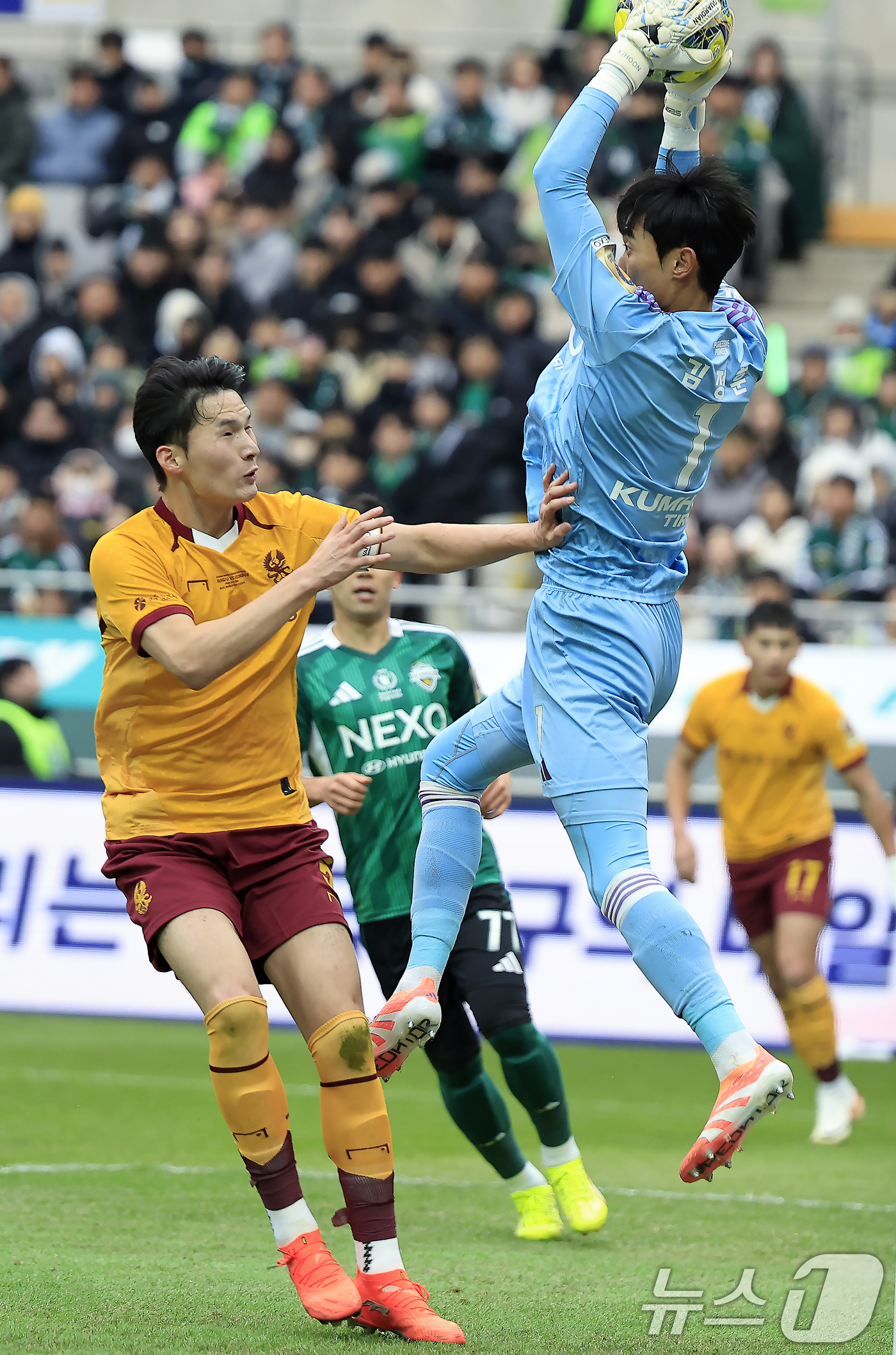 (서울=뉴스1) 박정호 기자 = 6일 오후 서울 마포구 월드컵로 서울월드컵경기장에서 열린 광주FC와 전북현대의 2025 하나은행 코리아컵 결승전에서 광주 변준수가 공중볼을 향해 쇄 …