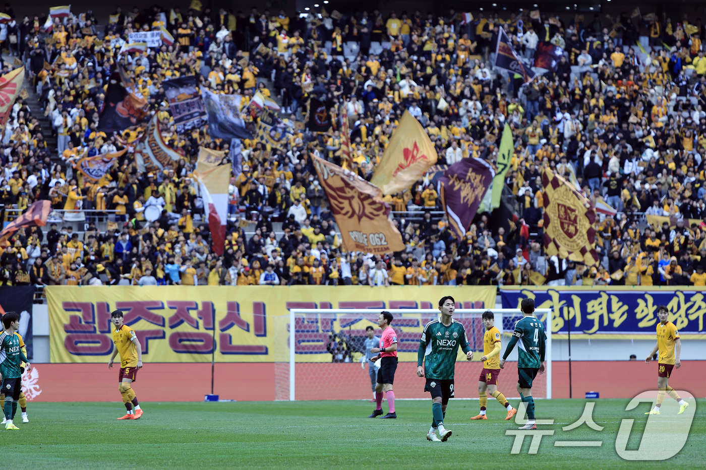 (서울=뉴스1) 박정호 기자 = 6일 오후 서울 마포구 월드컵로 서울월드컵경기장에서 열린 광주FC와 전북현대의 2025 하나은행 코리아컵 결승전에서 광주FC 팬들이 열정적 응원을 …