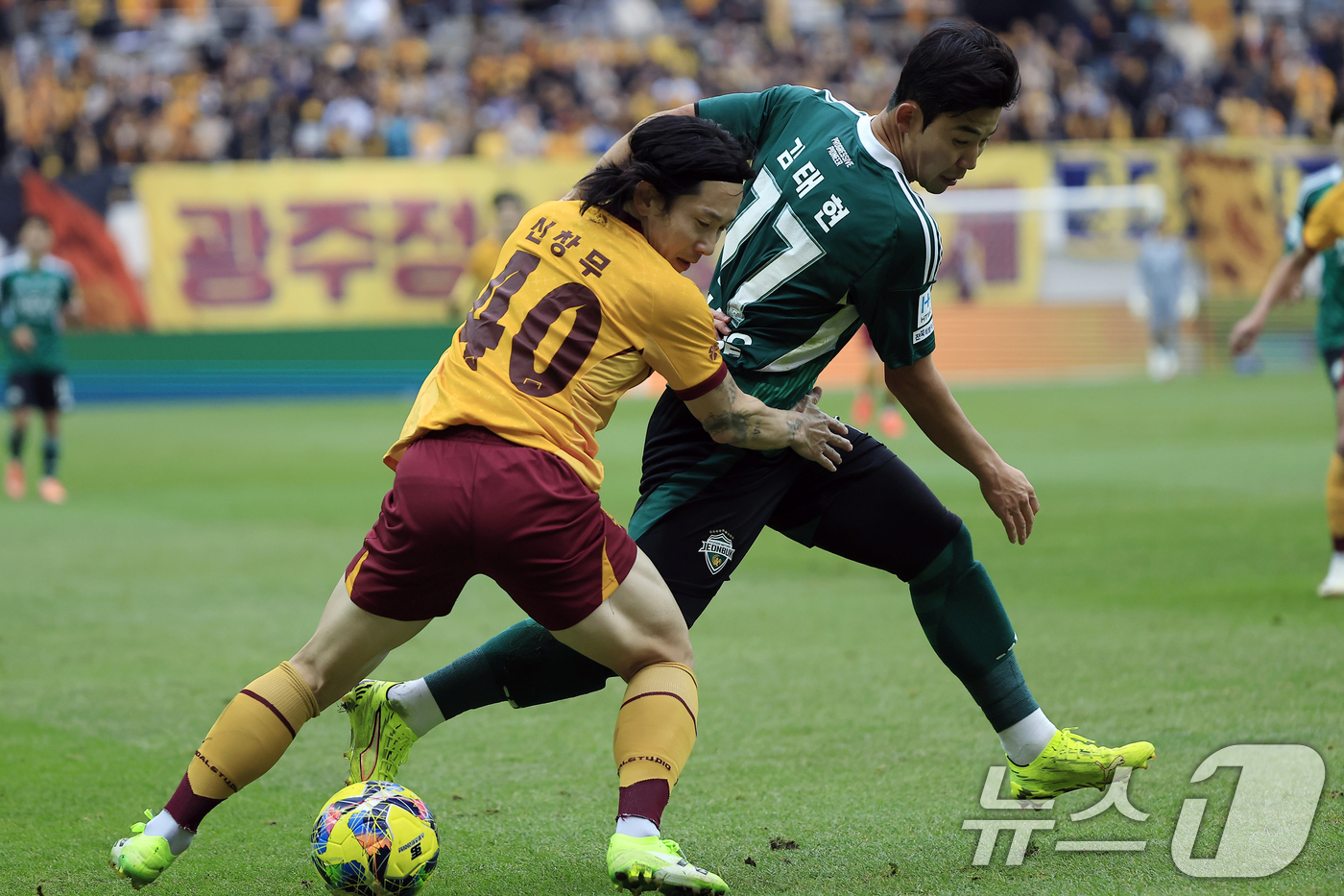 (서울=뉴스1) 박정호 기자 = 6일 오후 서울 마포구 월드컵로 서울월드컵경기장에서 열린 광주FC와 전북현대의 2025 하나은행 코리아컵 결승전에서 광주 신창무가 전북 김태현에게 …