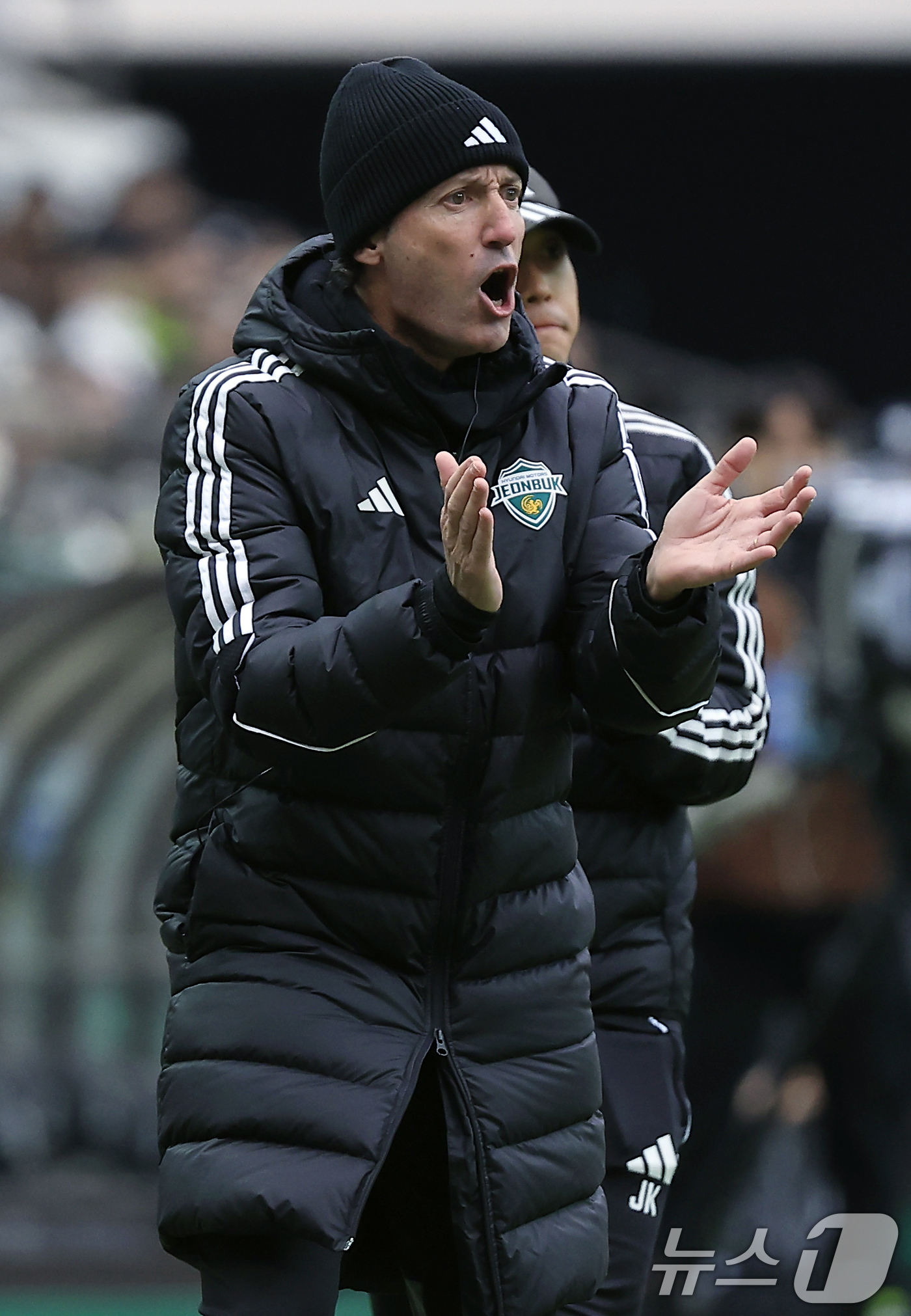 (서울=뉴스1) 박정호 기자 = 타노스 전북현대 수석코치가 6일 오후 서울 마포구 월드컵로 서울월드컵경기장에서 열린 광주FC와 전북현대의 2025 하나은행 코리아컵 결승전에서 선수 …