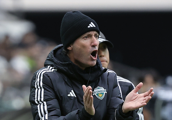 선수들 다독이는 타노스 코치