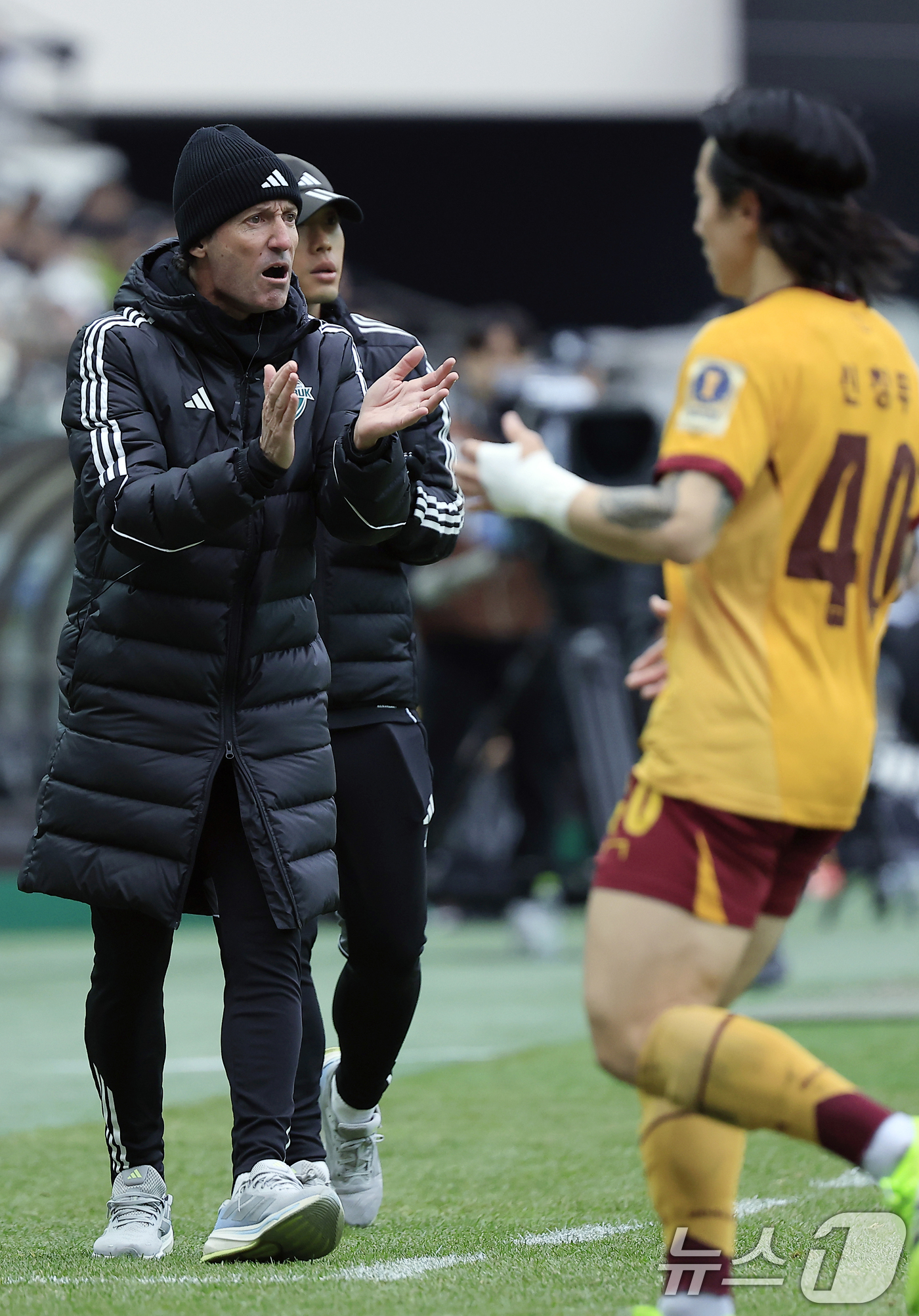 (서울=뉴스1) 박정호 기자 = 타노스 전북현대 수석코치가 6일 오후 서울 마포구 월드컵로 서울월드컵경기장에서 열린 광주FC와 전북현대의 2025 하나은행 코리아컵 결승전에서 선수 …
