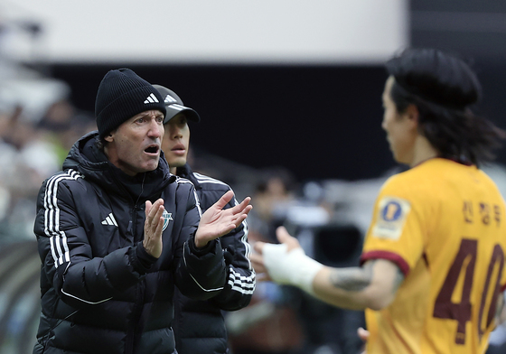 선수들 다독이는 타노스 코치