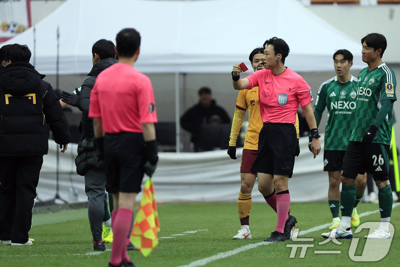 (서울=뉴스1) 박정호 기자 = 6일 오후 서울 마포구 월드컵로 서울월드컵경기장에서 열린 광주FC와 전북현대의 2025 하나은행 코리아컵 결승전에서 박병진 주심이 심판 판정에 강하 …