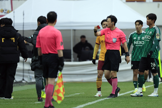 이정효 감독에 레드카드 꺼낸 박병진 주심