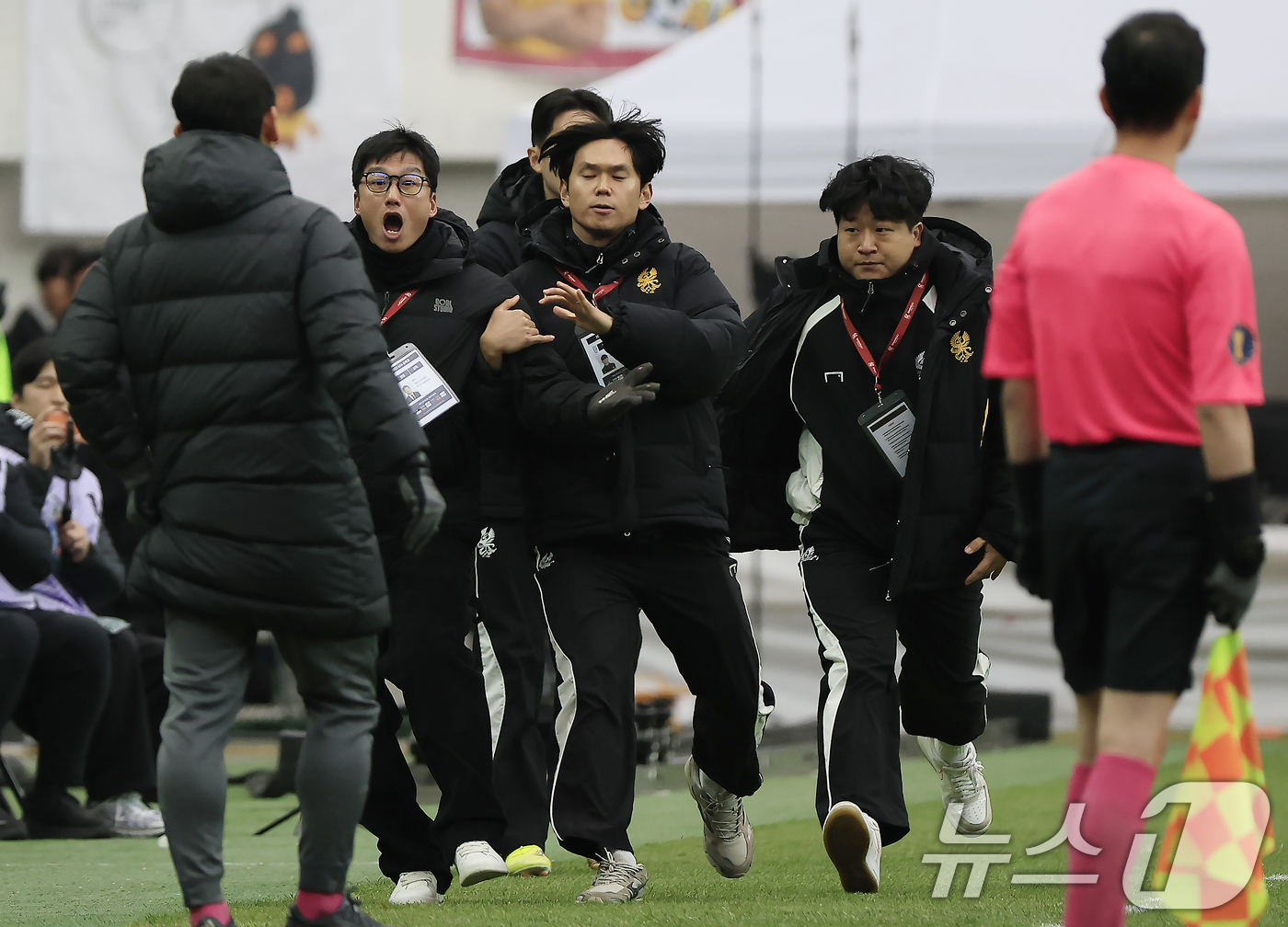 (서울=뉴스1) 박정호 기자 = 6일 오후 서울 마포구 월드컵로 서울월드컵경기장에서 열린 광주FC와 전북현대의 2025 하나은행 코리아컵 결승전에서 이정효 광주FC 감독이 심판 판 …