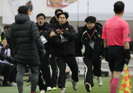 항의하는 이정효 감독