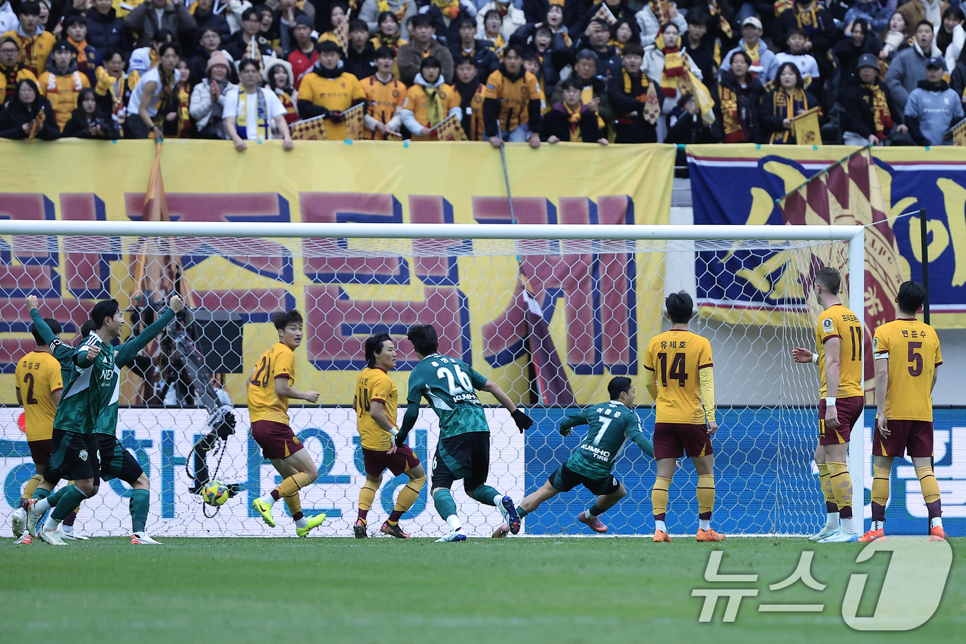 (서울=뉴스1) 박정호 기자 = 6일 오후 서울 마포구 월드컵로 서울월드컵경기장에서 열린 광주FC와 전북현대의 2025 하나은행 코리아컵 결승전에서 전반 전북 이동준이 선제골을 터 …